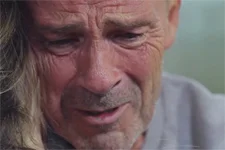 Vincent fond en larmes dans les bras de Ninon