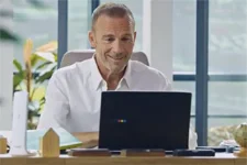 Vincent se réjouit du retour de Céline après des mois d’absence !