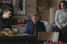 Vincent se renseigne sur une toile auprès de Baptiste