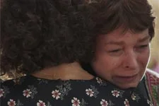 Yolande s?écroule dans les bras de Mirta