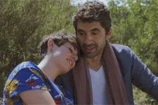 Zoé passe du temps avec un grand brun de sa connaissance