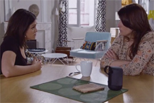 Luna fait raconter à Alison l’histoire de sa relation conflictuelle avec Abdel
