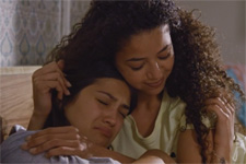Plus belle la vie en avance : Alison, traumatisée, craque dans les bras de sa soeur !