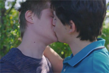 Plus belle la vie en avance : Tom embrasse Luis !