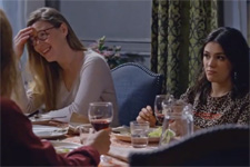 Alison assiste à un dîner entre Abdel et Chloé qui ne lui fait pas plaisir