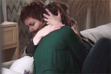 Luna craque dans les bras de Babeth après la mort de Sacha