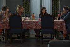 Coralie, Sabrina et Barbara organisent un apéro surprise pour Nathan