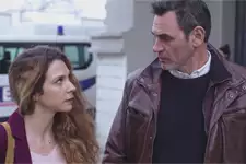 Patrick accepte d’aider Léa à tendre un piège au réceptionniste de l’écolodge !