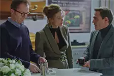 Jade tente de monter les employés des pompes funèbres contre Elsa !