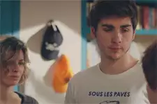 Antoine trouve du réconfort auprès de Coralie et de Théo