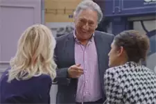 Claudia constate que Céline ne se laisse plus faire par son père !