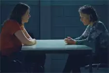 Luna jure à Mirta qu’elle fait tout pour la faire sortir de prison