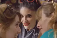 Sabrina et Estelle taquinent Barbara qui est amoureuse de Gustave !