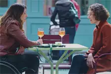 Mirta et Luna trinquent pour fêter une nouvelle bonne !