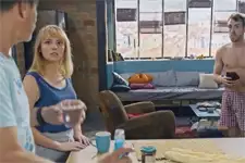 Plus belle la vie en avance : Kévin surpris en plein strip-tease !