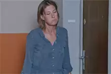 Laetitia préfère faire une manucure plutôt que d’assister au match de hand !