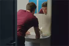 César est dégoûté par ce qu’il est en train de devenir !
