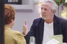 Alain fait une confidence à Yolande