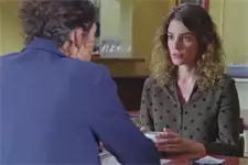 Claudia accepte d’embaucher Nell dans sa société