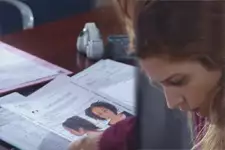 Léa chope un dossier à Patrick !