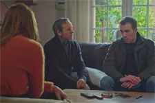 Kévin reprend l’enquête à zéro et questionne les Fréjean sur les rapports qu’entretenait leur fils avec Millard