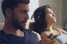 Alison en a marre qu’Abdel ne réponde pas à ses signaux !