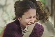 Olivia CRAQUE dans les bras d’Emma !