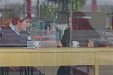 Mila est dégoûtée d’apprendre que Tom est amoureux de Luis !