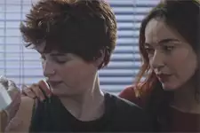 Plus belle la vie en avance : Antoine reçoit sa première injection !