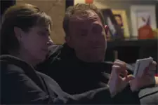 Blanche montre le résultat de son enquête à Eric !