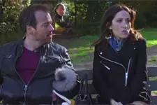 Samir s’apprête à kidnapper Lucie au parc !