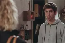 Théo rejette Coralie en disant qu?il ne pense plus à elle !