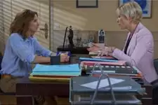 Céline annonce de mauvaises nouvelles à Estelle