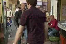 Léo se fait voler sa carte de flic !
