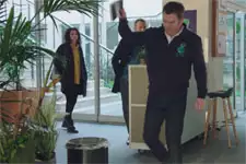 Jérôme jette son carnet de croquis sous les yeux de Vincent !