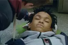 Issa meurt dans les bras de Kévin
