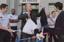 Léo est contraint de faire une course de vélo !