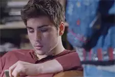 Delphine ment à Théo pour avoir son portable !