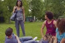Emma elle sent l?écart se creuser avec ses potes