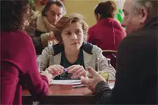 Roland et Emma viennent en aide à Noé pour une rédaction sur la modernité