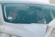 Patrick dit à Anne qu’il s’est trompé et qu’il aime toujours Babeth