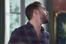 Abdel est dégoûté d’entendre Alison faire l’amour avec Mathias !