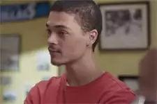 Thomas apprend aux parents de Gabriel que Baptiste est père au foyer