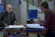 Patrick demande des résultats à Léo