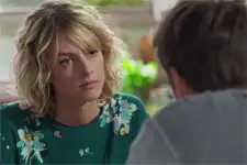 Coralie supplie Théo de l’oublier !