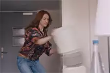 Delphine détruit sa chambre !