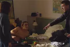 Kévin surprend Jenny avec un butin volé à l’hôtel !