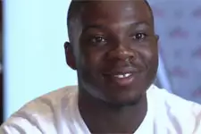 Découvrez le très beau CADEAU d’Anne Décis (Luna) à Boubacar Kabo (Mouss) !