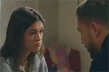 Alison fait part de sa découverte à Abdel !