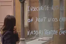 Samia découvre que sa vitrine a été vandalisée !